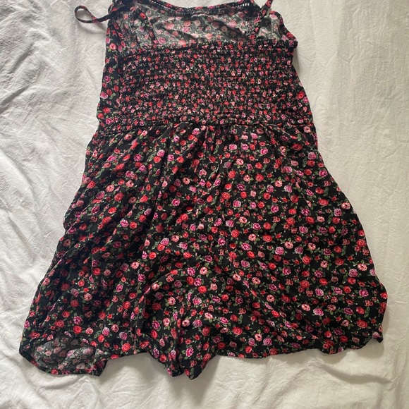 Floral Romper with pockets Size large - Picture 2 of 3